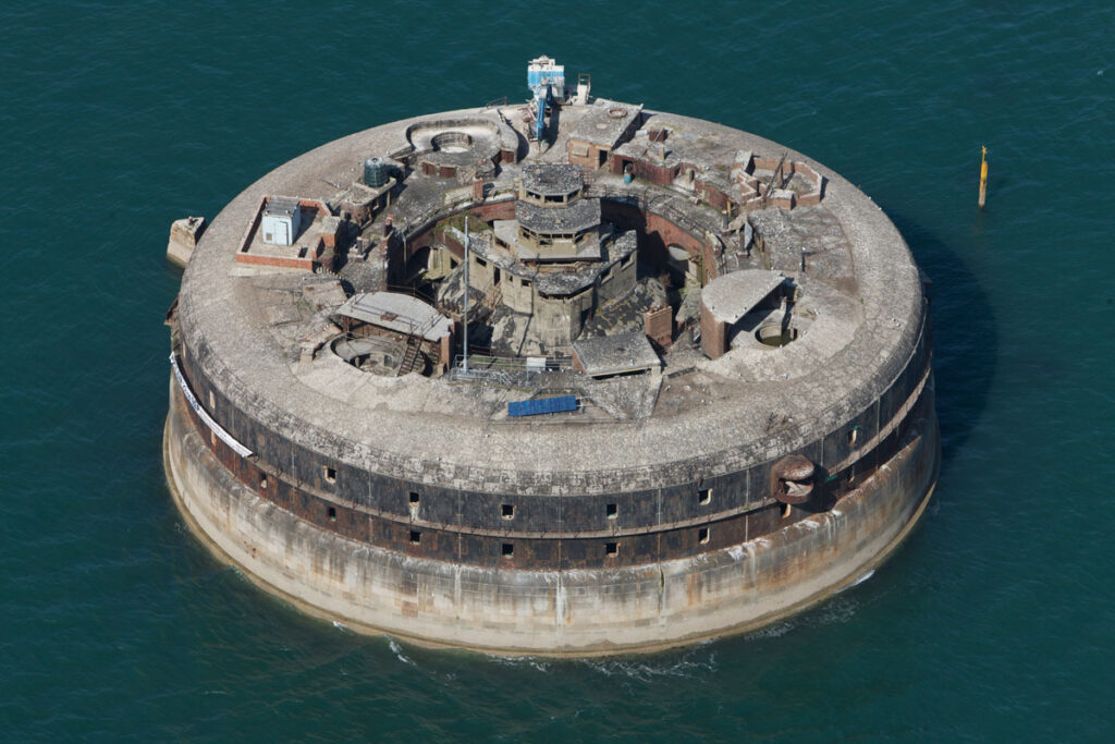 Horse Sand Fort: A Royal Commission Sea Fort in the Solent 1 Horse Sand Fort