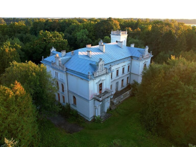 Vilkėnas Manor: A Neo-Renaissance Estate in Lithuania