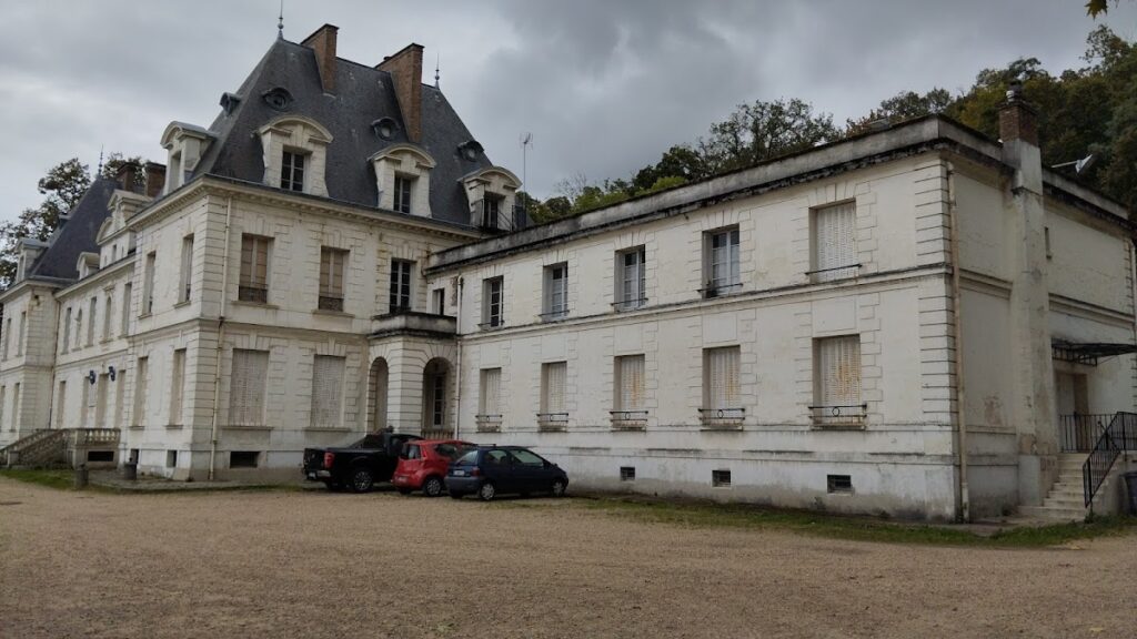Château de Villiers: A Neo-Louis XIII Family Residence and Municipal Building in Poissy 1 Château de Villiers