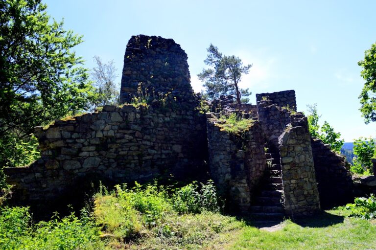 Reichenštejn: A Medieval Frontier Spur Castle in Czechia