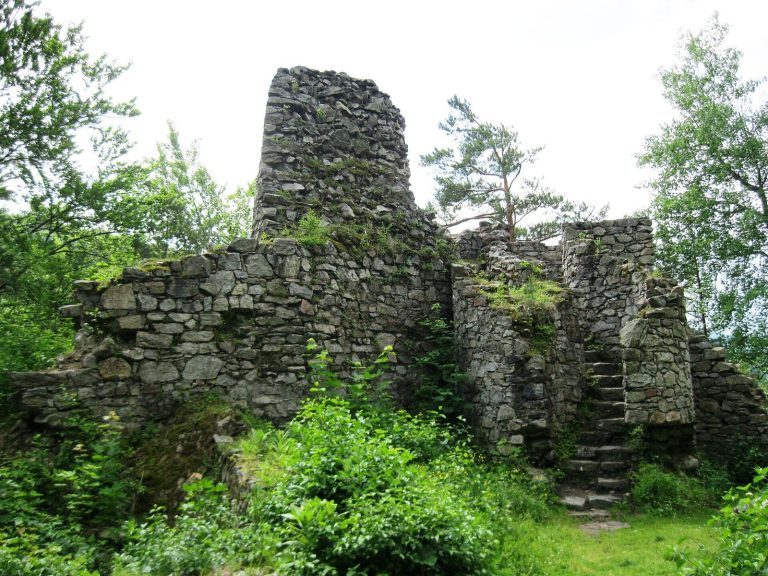 Reichenštejn: A Medieval Frontier Spur Castle in Czechia