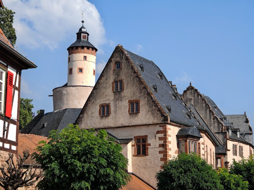 Schloss Büdingen: A Staufer-Period Castle and Ysenburg Residence 2 Schloss Büdingen