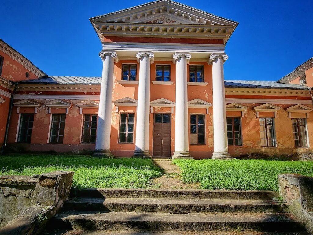 Rdultovski Palace and Park Complex in Snoŭ