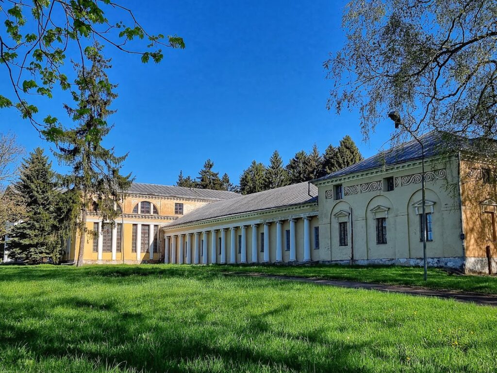 Rdultovski Palace and Park Complex in Snoŭ