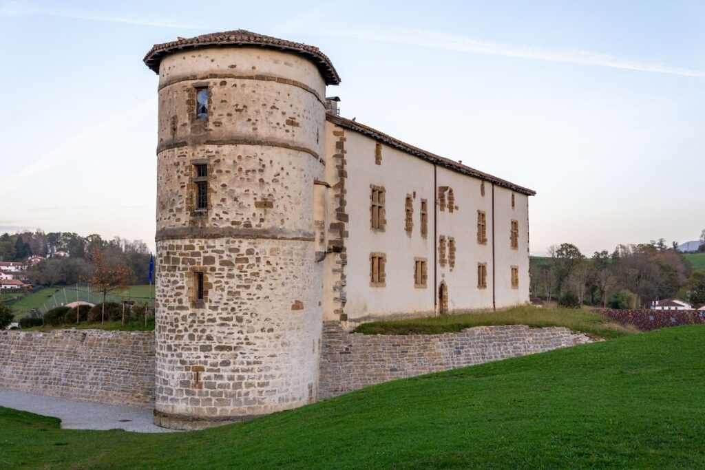 Espelette Castle: Seat of the Barons of Espelette 1 Espelette Castle