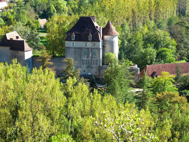 Château de Geniez: A Historic Seigneurial Residence in France