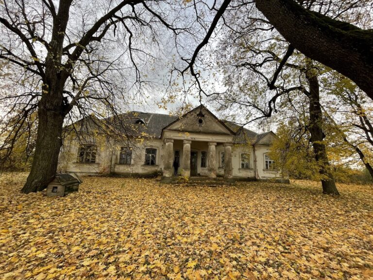 Strzałkowo Manor: A Neoclassical Estate in Belarus
