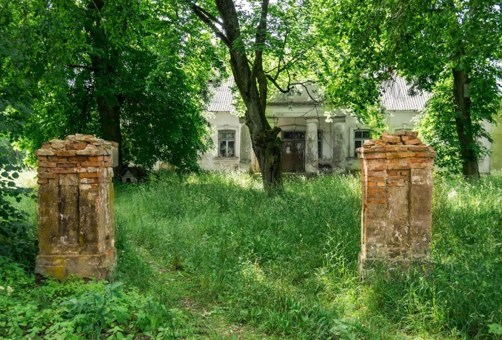 Strzałkowo Manor: A Neoclassical Estate in Belarus 2 Dwór w Strzałkowie