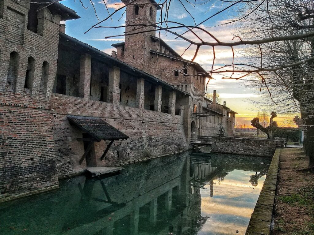 Castello Visconteo: A Moated Late-Medieval Castle in Italy 1 Castello Visconteo