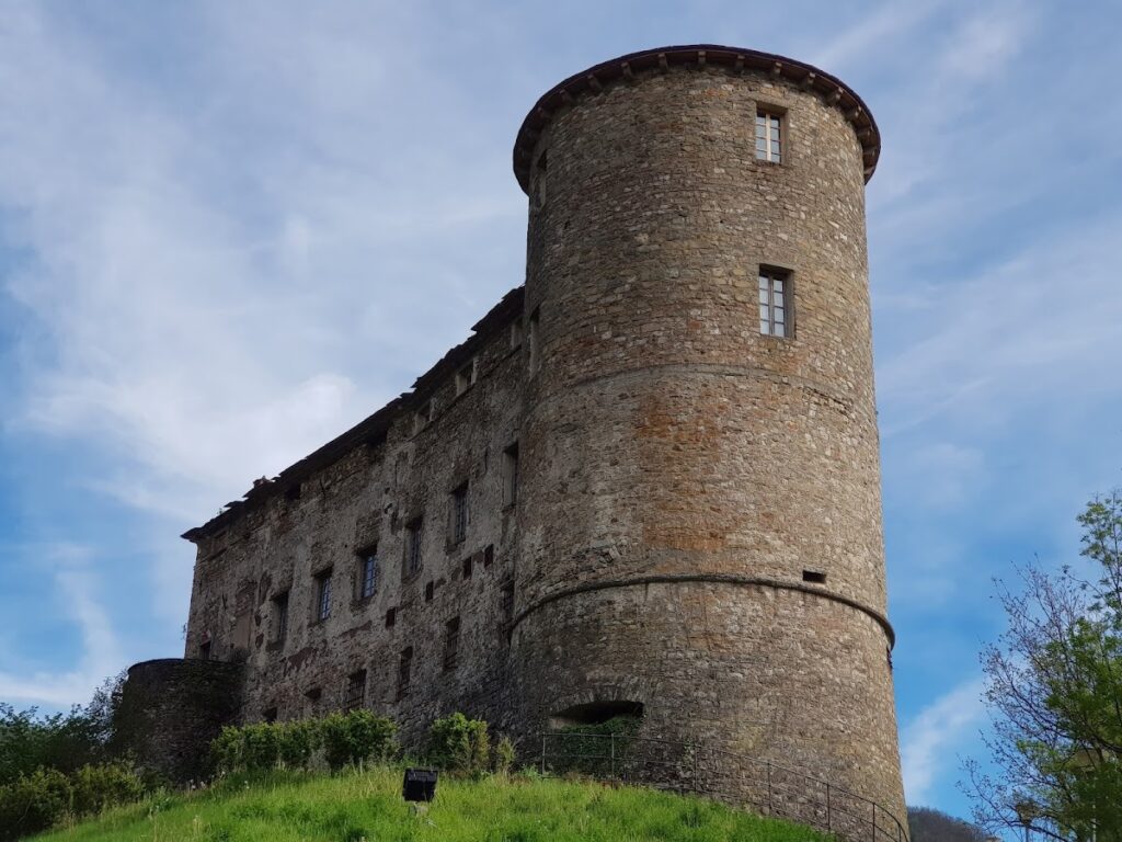 Castle of Calice al Cornoviglio: A Medieval Fortress and Residential Palace in Italy 2 Castle of Calice al Cornoviglio