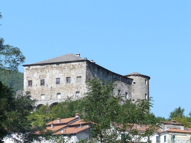 Castle of Calice al Cornoviglio: A Medieval Fortress and Residential Palace in Italy