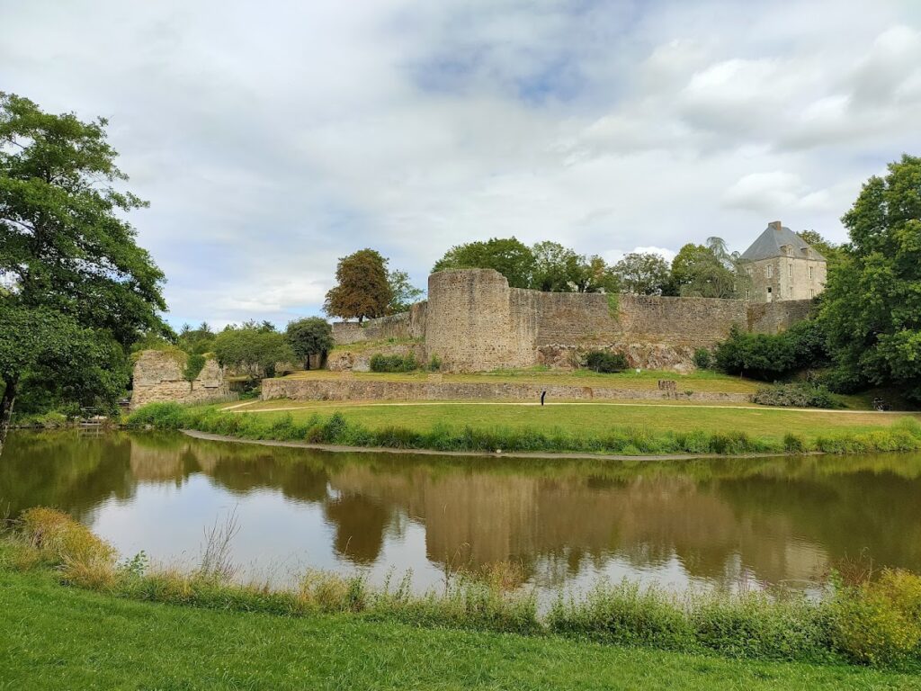 Château de Montaigu: A Medieval Fortress and Fortified Town in France 2 château de Montaigu