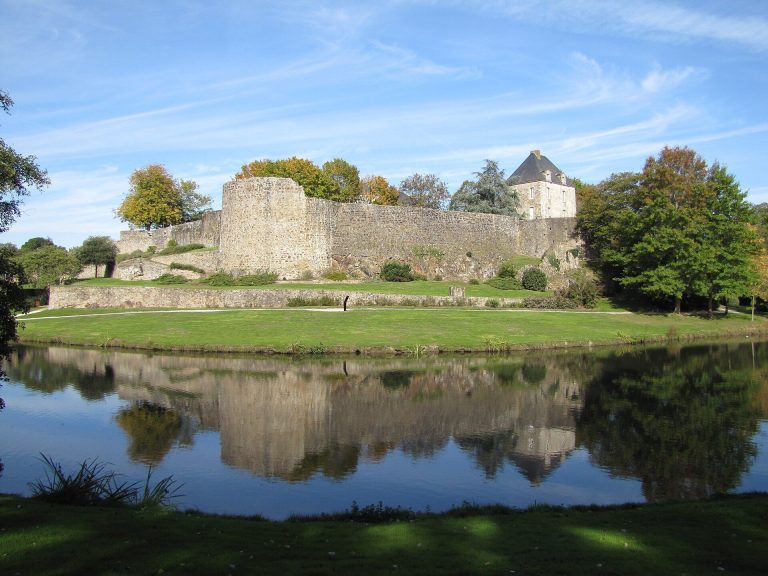 Château de Montaigu: A Medieval Fortress and Fortified Town in France