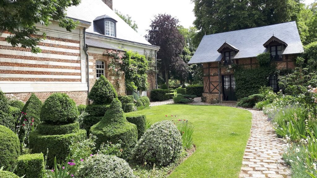 Jardins de Maizicourt: A Historic Garden Estate in France 3 Jardins de Maizicourt