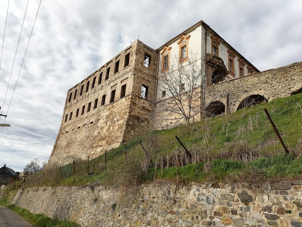 Chvatěruby Castle: A Gothic, Renaissance, and Baroque Castle Complex in Czechia 1 Chvatěruby Castle