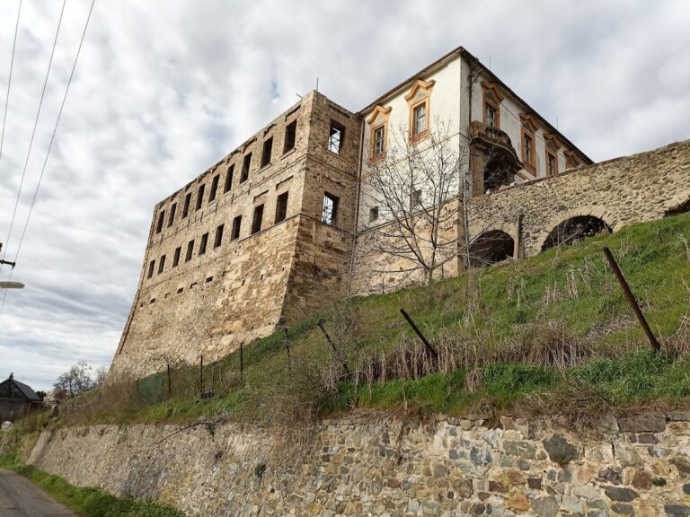 Chvatěruby Castle: A Gothic, Renaissance, and Baroque Castle Complex in Czechia