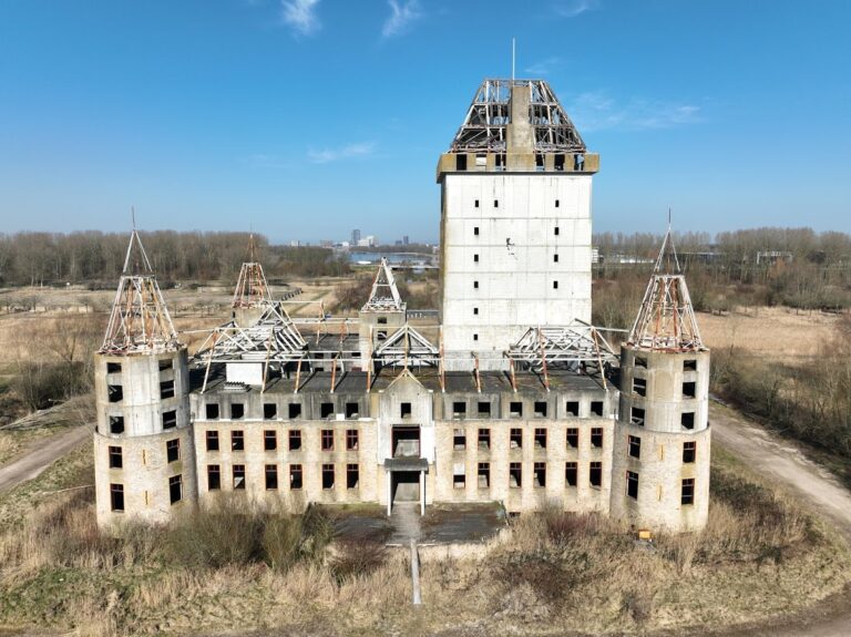 Kasteel Almere: An Unfinished Castle and Contemporary Ruin