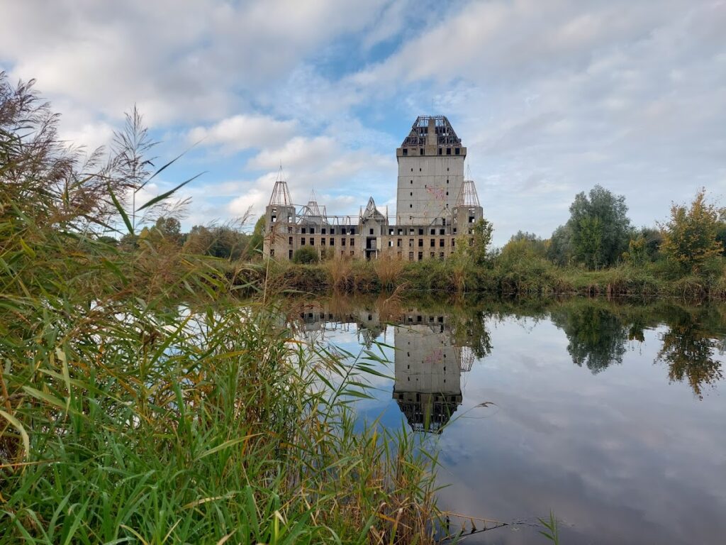 Kasteel Almere: An Unfinished Castle and Contemporary Ruin 2 Kasteel Almere