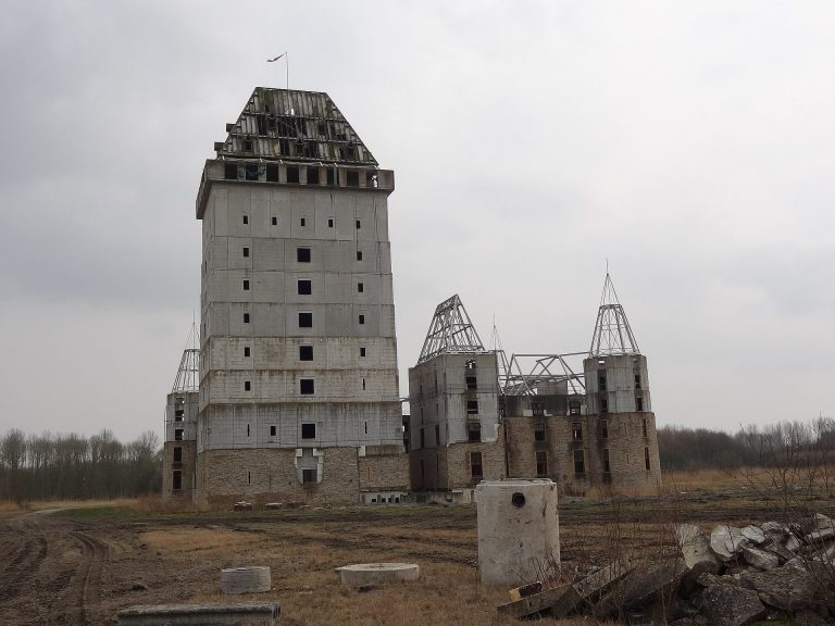 Kasteel Almere: An Unfinished Castle and Contemporary Ruin