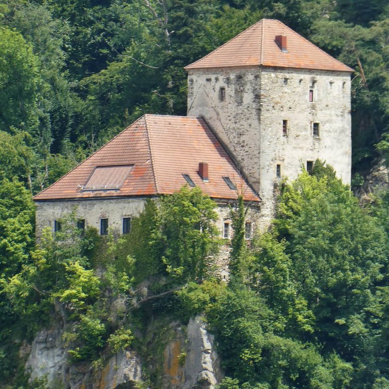 Burg Krämpelstein: A Medieval Customs Castle Above the Danube in Austria