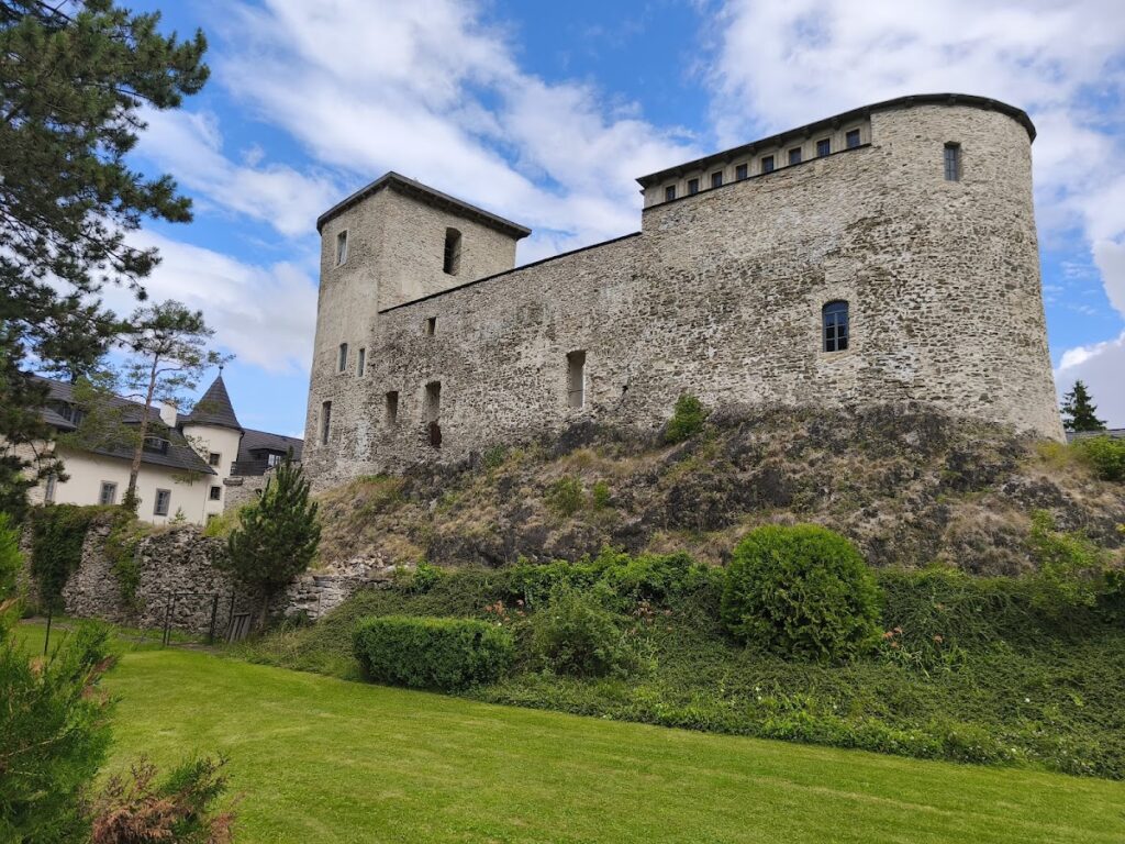 Liptovský Hrádok Castle: A Medieval Water Castle in Slovakia 1 Liptovský Hrádok Castle