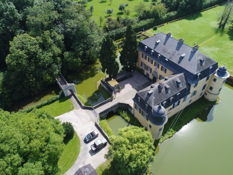 Schloss Lüftelberg: A Baroque Water Castle in Germany