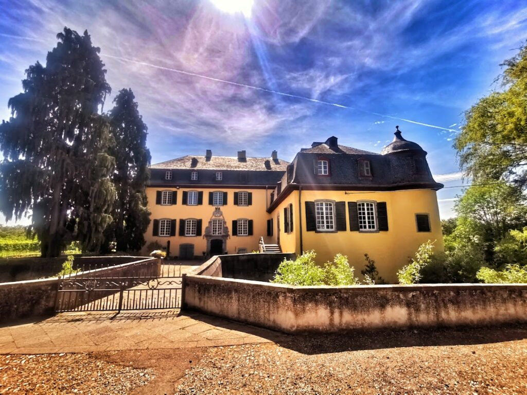 Schloss Lüftelberg: A Baroque Water Castle in Germany 2 Schloss Lüftelberg