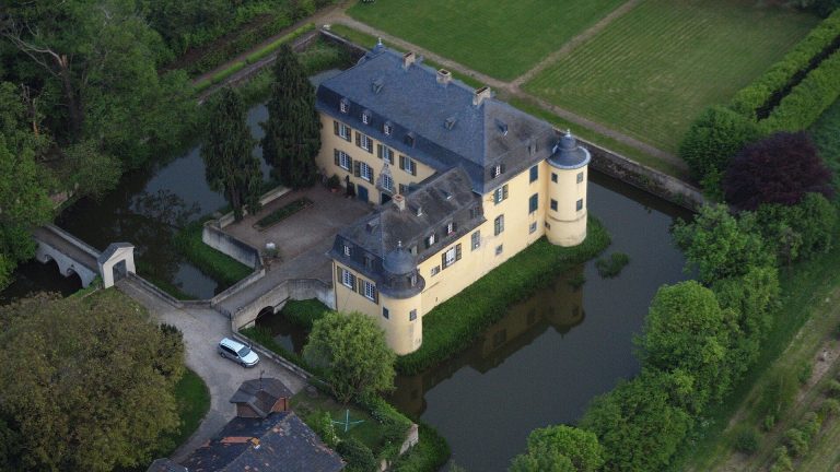 Schloss Lüftelberg: A Baroque Water Castle in Germany