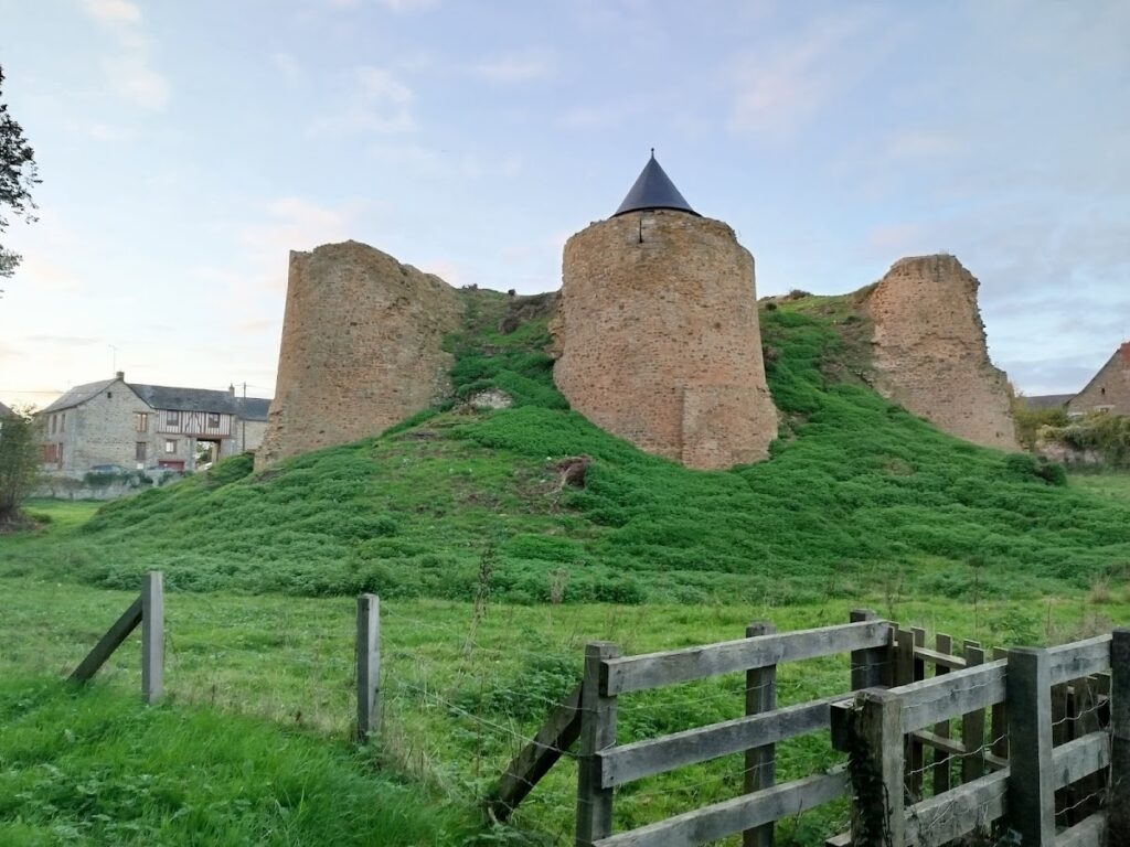 Château de Marcillé-Robert: A Fortified Castle in France 1 Château de Marcillé-Robert