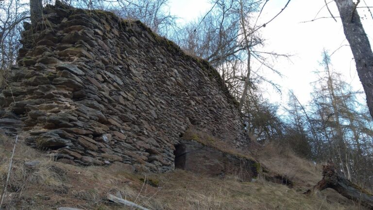 Štědrý hrádek: A Gothic Noble Castle Ruin in Czechia