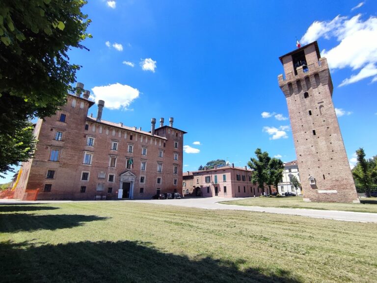 Palazzo Ducale: Gonzaga Palace and River Fortress in Italy