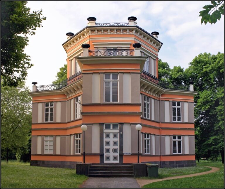 Haus Greiffenhorst: 19th‑Century Park Palace and Former Hunting Lodge in Krefeld