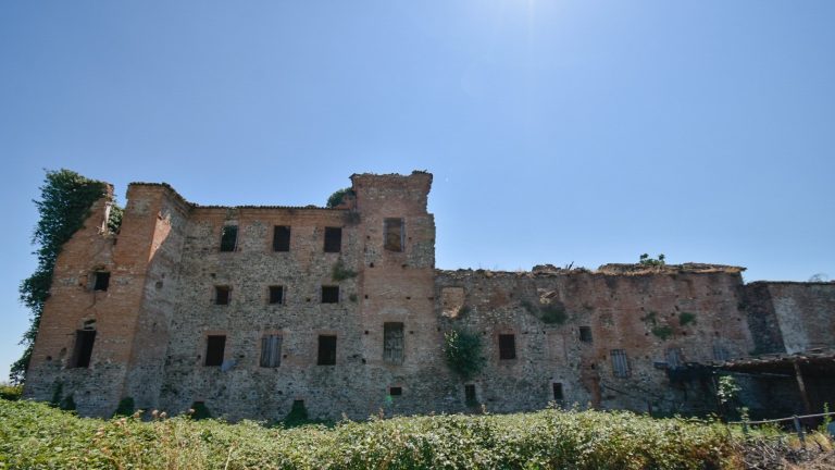 Castello di San Polo: A Medieval Lowland Castle in Italy
