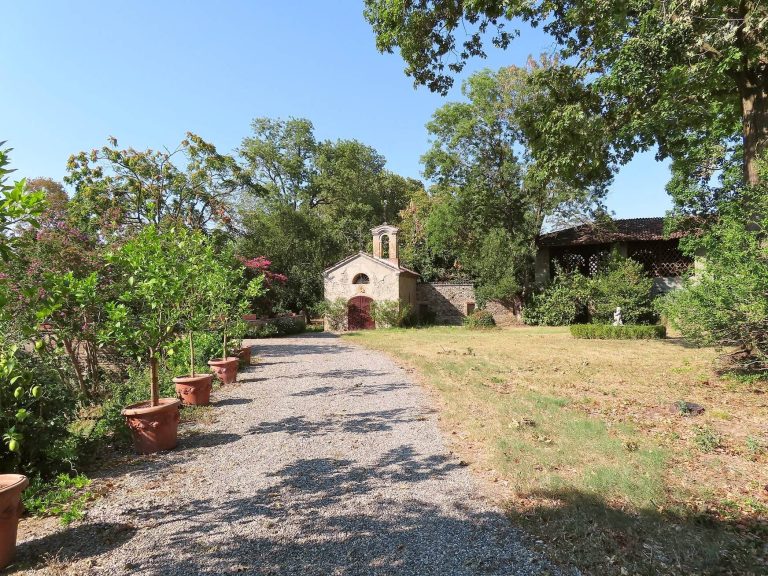 Castello di Cerreto Landi: A Medieval Fortification and Noble Residence in Italy