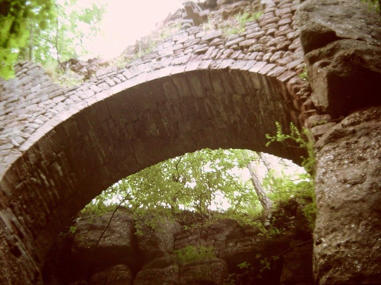 Château du Hagelschloss: A Ruined Medieval Hilltop Castle in France
