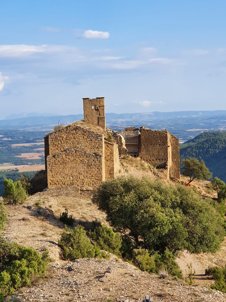 Castell de Lladurs: A Medieval Castle in Catalonia 1 Castell de Lladurs