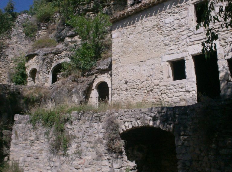Château de Barry: A Medieval Fort in Bollène, France