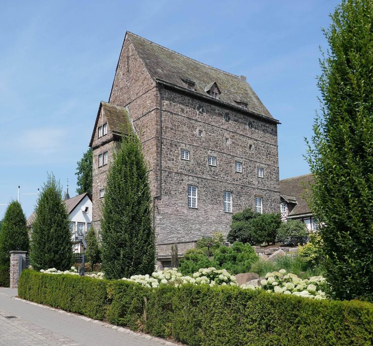 Beverungen Castle: A Paderborn Episcopal Fortress in Germany