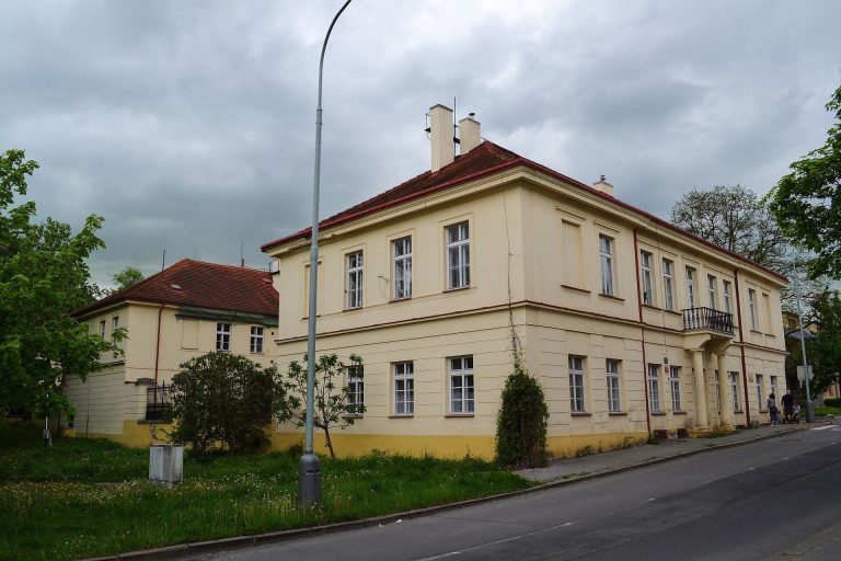 Raudnitzův dům: A Historic Fortified Residence in Prague
