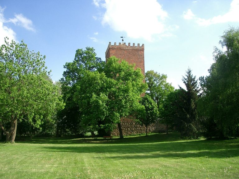 Burg Apenburg: A Medieval Lowland Castle Ruin in Germany