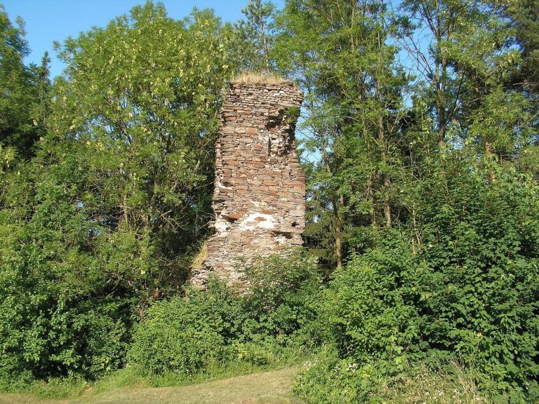 Chlum: A Gothic Castle Ruin in Czechia