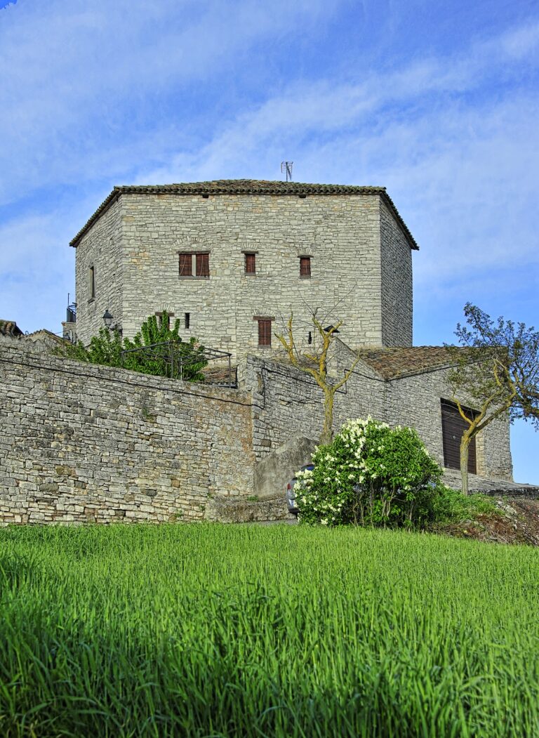Castell de la Tallada: A medieval fortified house in La Tallada, Spain