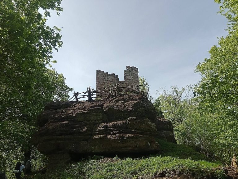 Petit-Geroldseck Castle: A Ruined Hill Castle in France