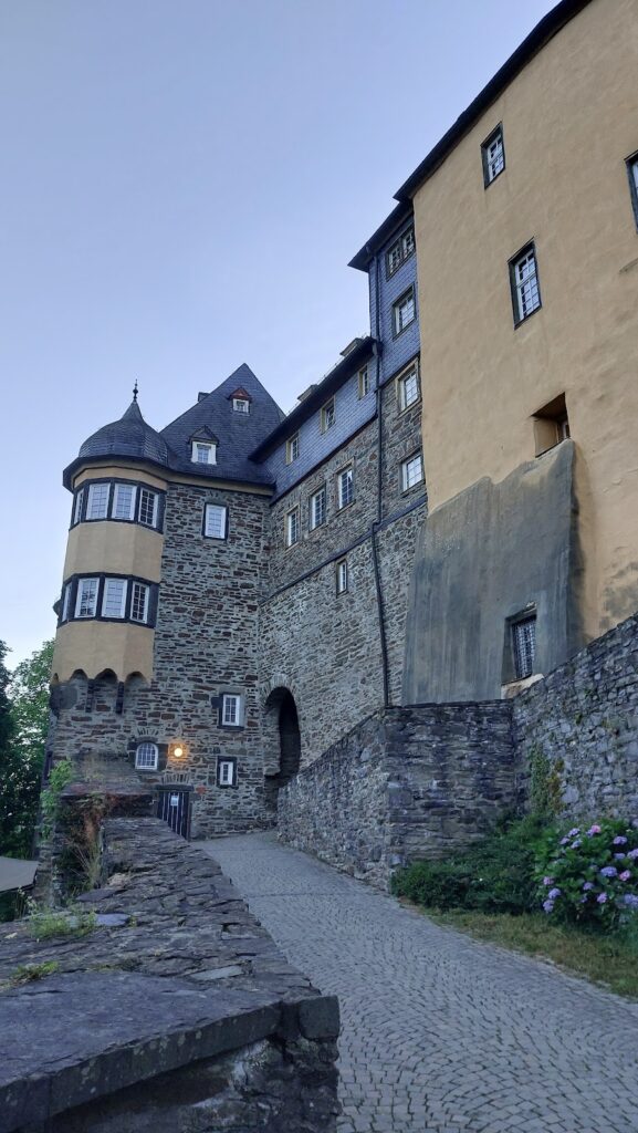 Freusburg: An Early Medieval Hilltop Castle in Germany 1 Freusburg