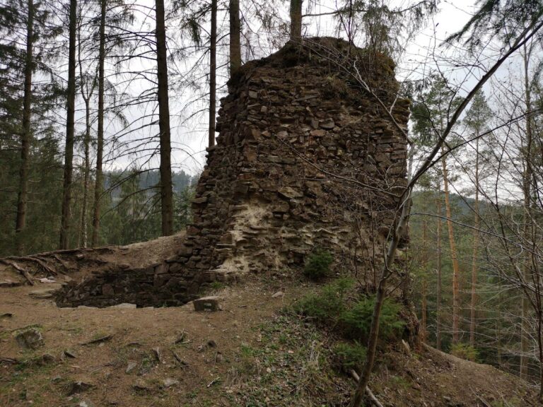 Aueršperk: A Ruined Early Gothic Noble Castle in Czechia
