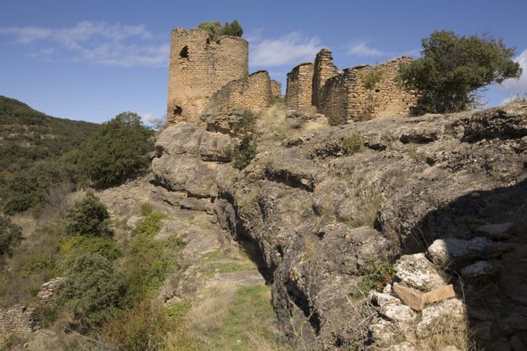 Castell de Comiols: A Medieval Castle Controlling Comiols Pass