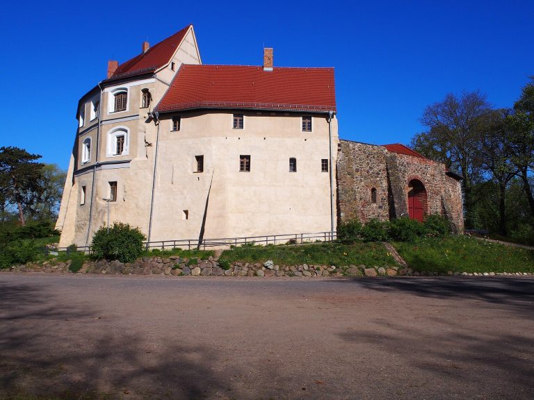 Burg Roßlau: A Moated Castle in Germany