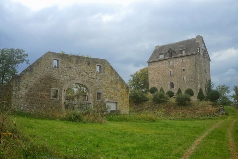 Oldenburg (Marienmünster): A Medieval Hilltop Castle and Noble Residence