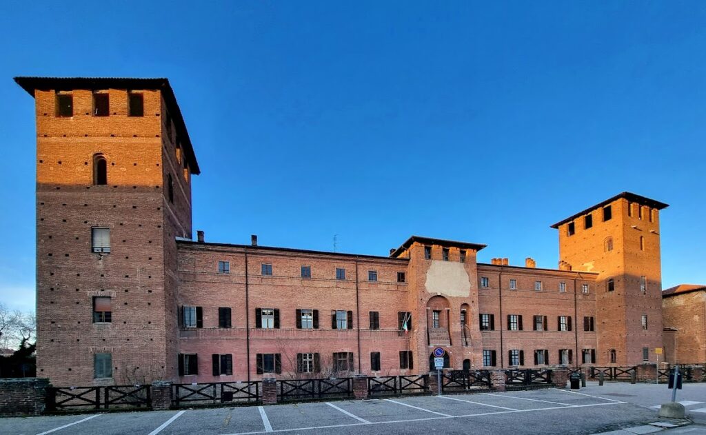 Visconti Castle: A Medieval Fortress and Civic Seat in Vercelli 1 Visconti Castle