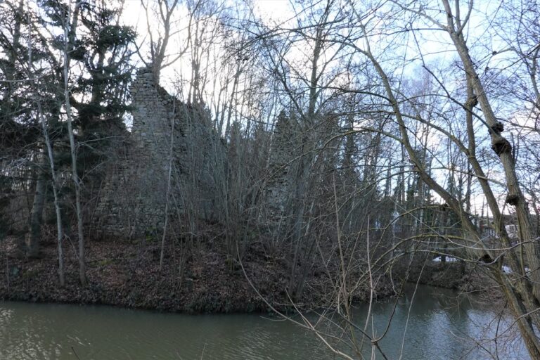 Burgruine Zöch: A Medieval Lowland Castle Ruin in Austria